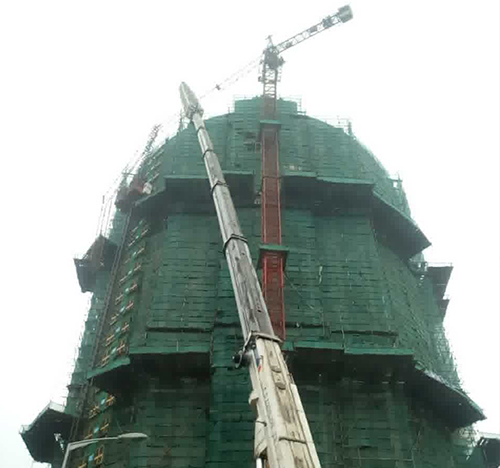 富川吊车在工地上作业